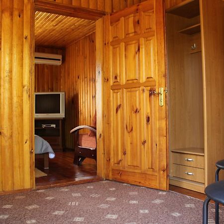 Hotel-Complex Mizh Triokh Ozer Svityaz' Bagian luar foto